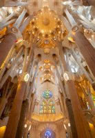 Sagrada Familia, interiér s vitráží – Photo by Duncan Kidd on Unsplash