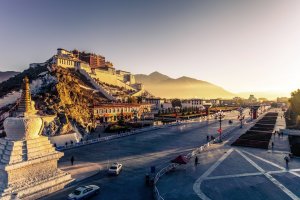 Lhasa, palác Potala – fanjianhua / Shutterstock