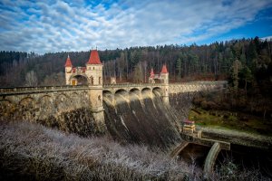 Hráz přehrady Les Království – SaKaLovo / Shutterstock