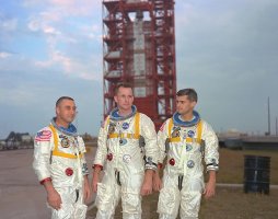Astronauti mise Apollo Saturn 204 (Apollo 1), zleva doprava, Gus Grissom, Ed White a Roger Chaffee, pózující před startovacím komplexem 34 s nosnou raketou Saturn I. – NASA