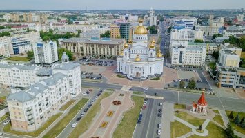 Saranks – Maykova Galina / Shutterstock