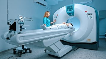 Vyšetření pacienta na magnetické rezonanci – VesnaArt / Shutterstock