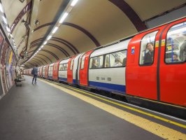 Londýnská podzemní dráha – Claudio Divizia / Shutterstock