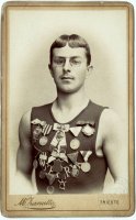 Josef Rössler-Ořovský s medailemi (1891) – Národní muzeum / Knihovna Národního muzea, fair use