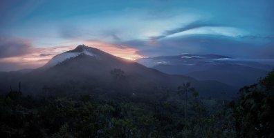 Cristóbal Colón, pohled na zasněžený vrchol při západu slunce – Martin Mecnarowski / Shutterstock