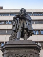 Gottfried Wilhelm Leibnitz, socha v kampusu Lipské univerzity – Claudio Divizia / Shutterstock