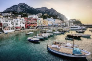 Capri – Boris Stroujko / Shutterstock