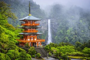 Pagoda u vodopádu Nači, Japonsko – sepavone / Depositphotos
