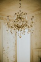 Křišťálový lustr – Photo by Amber Kipp on Unsplash