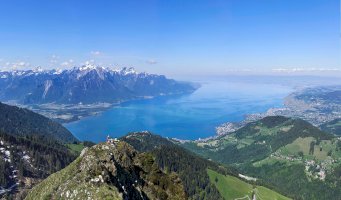 Pohled na Ženevské jezero poblíž Montreux – Photo by Xavier von Erlach on Unsplash