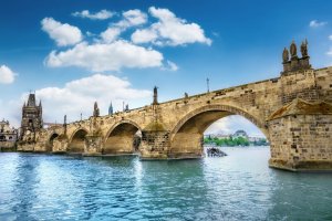 Karlův most – Adisa / Shutterstock
