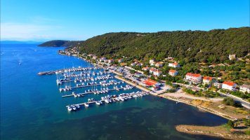Vesnice Supetarska Draga na ostrově Rab – Baerbel / Shutterstock