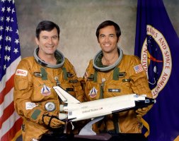 Astronauti John W. Young (vlevo), velitel, a Robert L. Crippen, pilot, posádka raketoplánu Columbia (orbiter 102) pro první orbitální zkušební let. (29.4.1979) – NASA