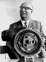 Felix Wankel se svým motorem – Volné dílo