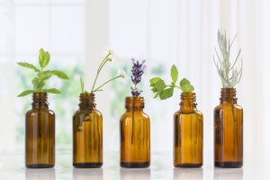 Některé z mnoha druhů esenciálních olejů, používaných např. v aromaterapii – JPC-PROD / Shuterstock
