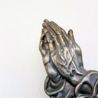 Symbol sepjatých rukou – Photo by Deb Dowd on Unsplash