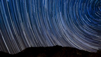 Dlouhá fotoexpozice rotující hvězdné obloha, Lautasch, Rakousko – Photo by Paul Gilmore on Unsplash