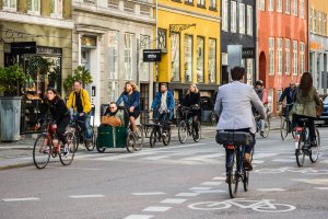 Cyklistický pás na silnici v Kodani, Dánsko – olgagorovenko / Shutterstock