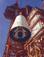 Adaptér Saturn Lunar Module (LM) během montáže 204LM-1, bezpilotní mise Apollo 5, která testovala lunární modul Apollo na oběžné dráze Země. (1967) – NASA