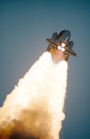 Raketoplán Discovery stoupá z odpalovací rampy na Floridě a míří k misi 51-D. (12.4.1985) – NASA