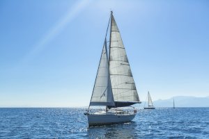 Plachetnice s rozvinutými plachtami – De Visu / Shutterstock