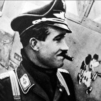 Adolf Galland s typickým doutníkem u svého letounu s emblémem myšáka Mickeyho (1940) – Profimedia.CZ