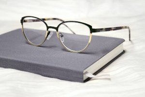 Brýle – Photo by Deena Englard on Unsplash