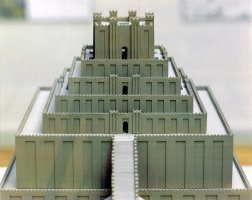 Babylónská věž (zikkurat), rekonstrukce podle Hanjsörga Schmida – model Hans Hallman / Pergamon / Profimedia.CZ