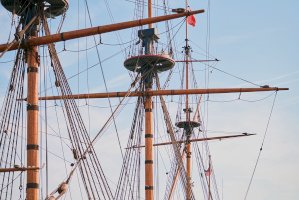 Takeláž (stěžně, ráhna a lanoví) – travelarium.ph/Shutterstock