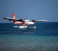 Plovákový letoun  De Havilland Canada DHC-6 Twin Otter, Maledivy (9.2.2020) – fivetotine / Shutterstock