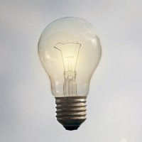 Žárovka v provedení se závitem E27 – Photo by Júnior Ferreira on Unsplash