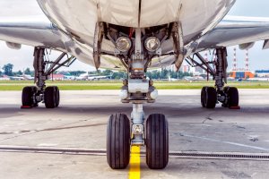Přistávací zařízení, jeden příďový a dva hlavní podvozky letounu – Elena Yuzina / Shutterstock