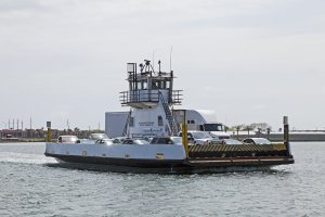 Ferry-boat převáží napříč přístavem automobily – KENNY TONG / Shutterstock