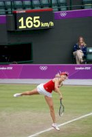 Maria Šarapovová podává ve Wimbledonu (OH Londýn, 2012) – Photo by Zoë Reeve on Unsplash