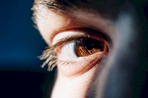 Detail řas a obočí lidského oka – Photo by Bacila Vlad on Unsplash
