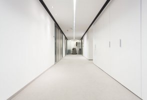 Chodba v kancelářské budově – Photographee.eu / Shutterstock