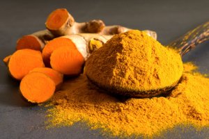 Kurkuma (Curcuma longa), sušené, mleté oddenky a čerské oddenky – Natthapol Siridech / Shutterstock